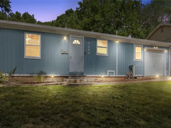 9242 Walnut St, Kansas City, MO 64114