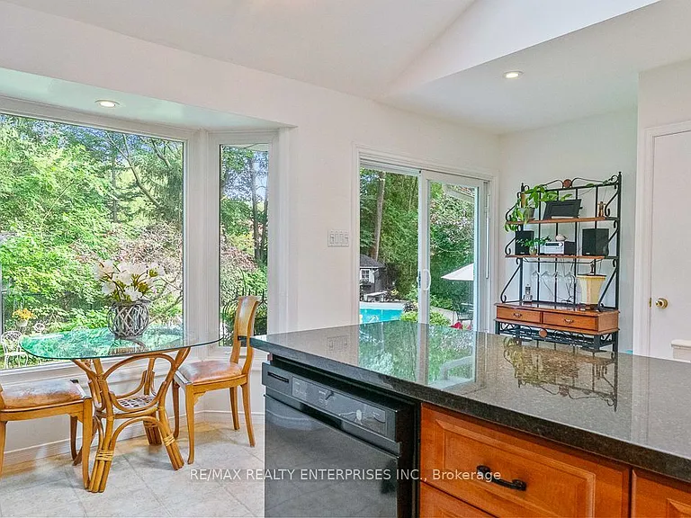 1373 Queen Victoria Ave — Photo 19