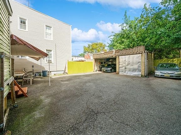 4th image of 70 Gautier Ave