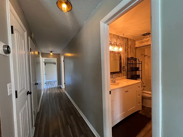 630 Queens Cir — Photo 13