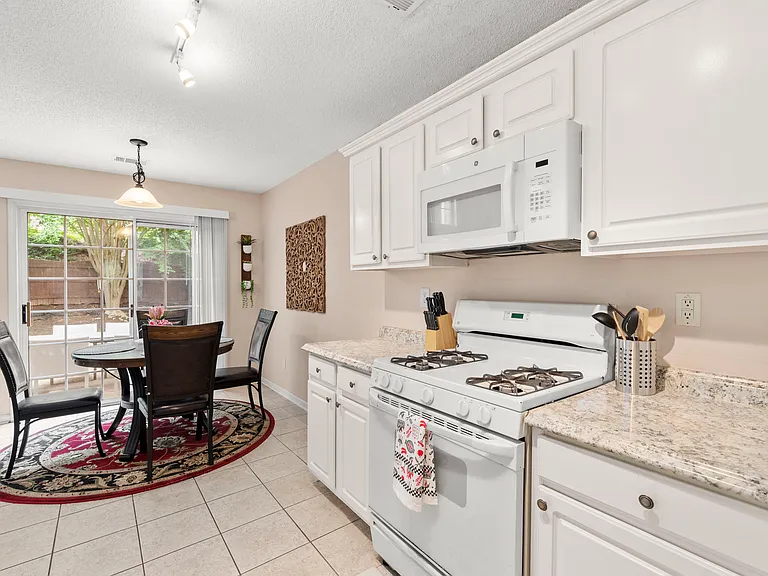 Weycroft Cir — Photo 10