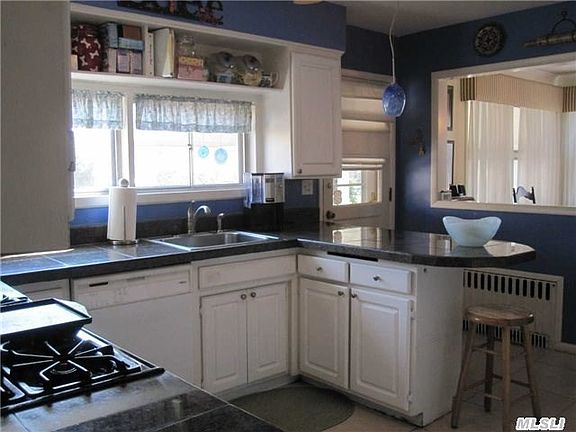 3rd image of 94 Daffodil Ave