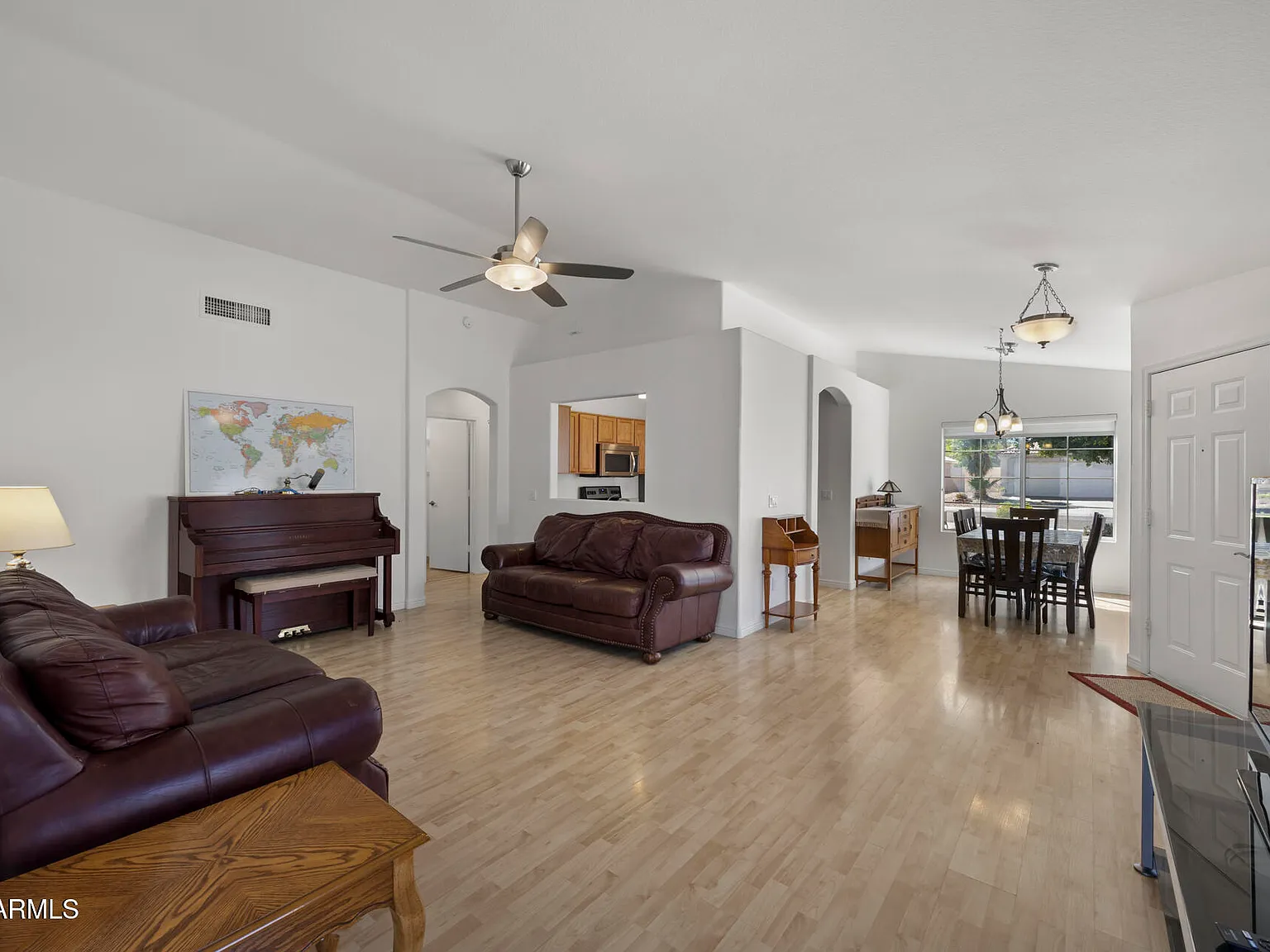 3 bed, 2.0 bath, 1279 sqft, $2,300 — Photo 3