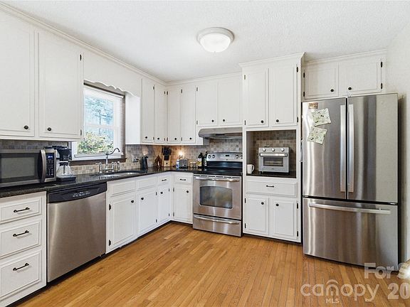 5th image of 854 Idlewild Dr
