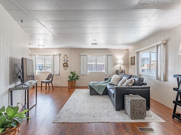 4th image of 582 W Rainbow Ln