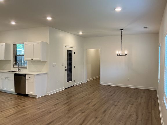 4th image of 227 Linden St