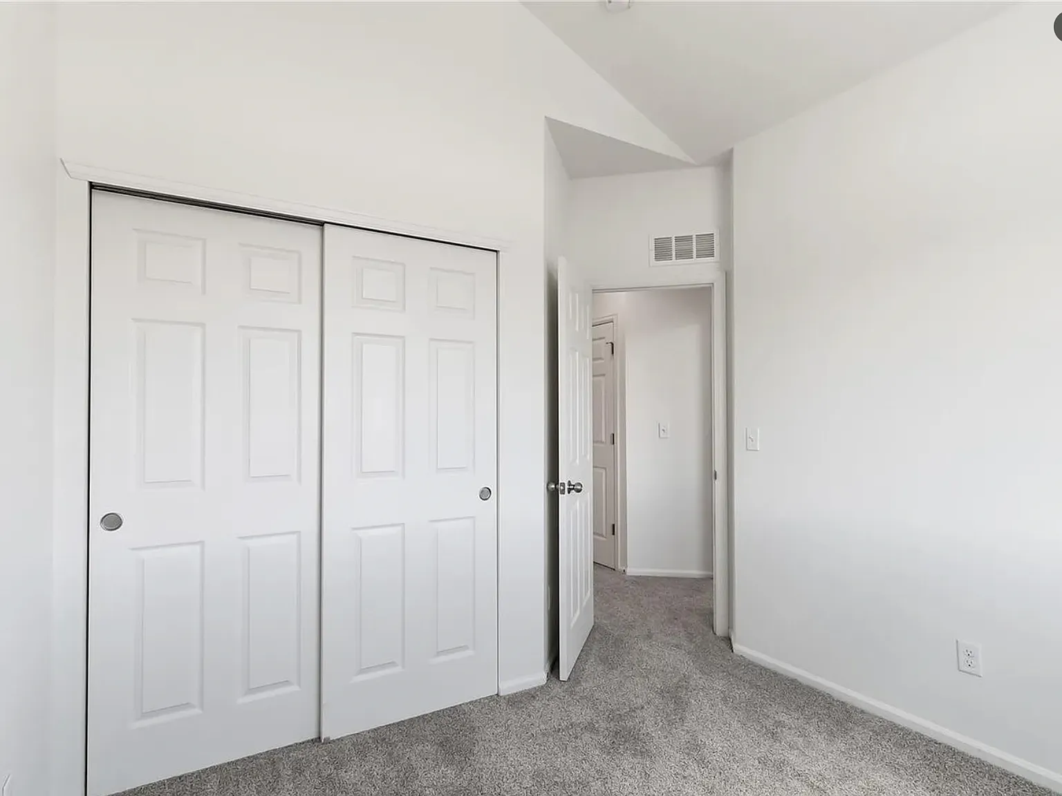 3 bed, 2.5 bath, 1241 sqft, $1,300 — Photo 2