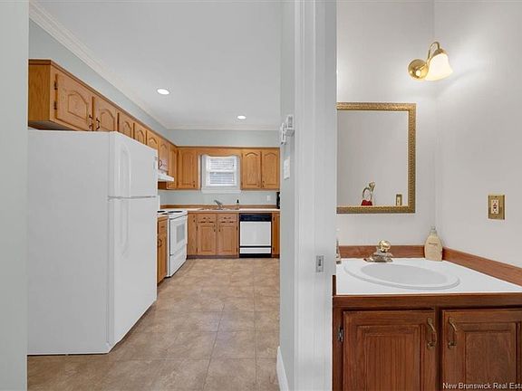 5th image of 135 Orange St