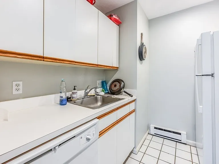 102 E Brookline St #4 — Photo 4