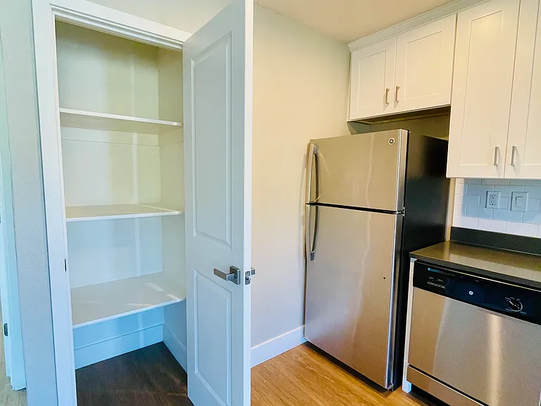 1x1 540 SqFt -Kitchen/ Living room