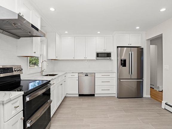 Brand new eat-in-kitchen