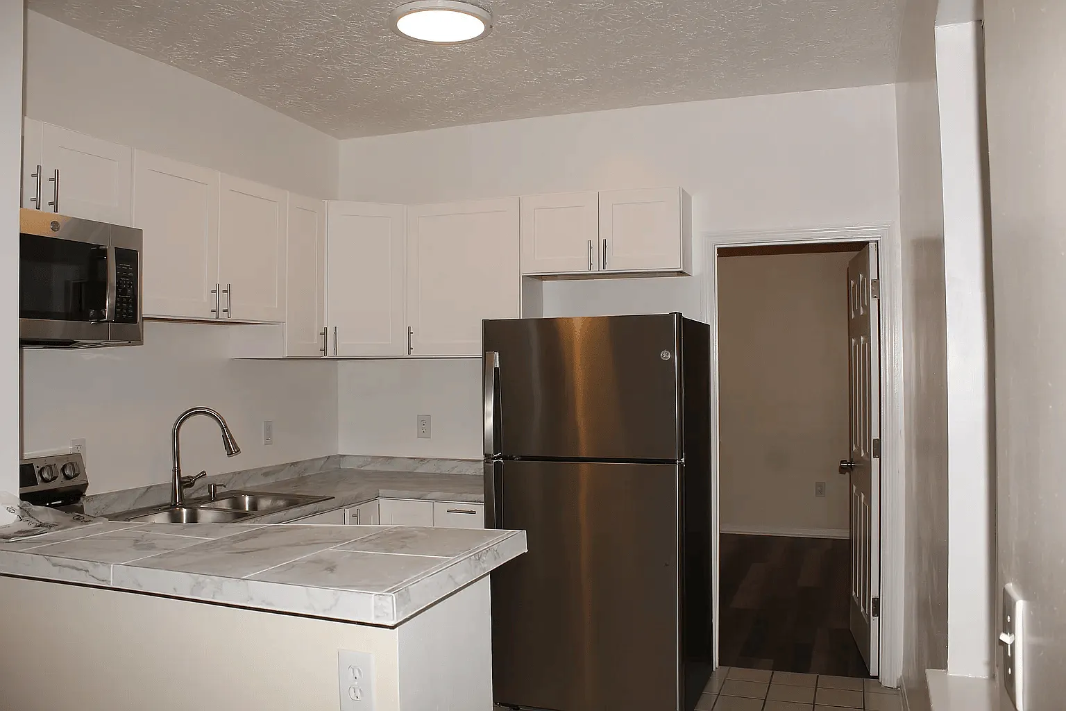 2 bed, 915 sqft, $1,000 — Photo 3