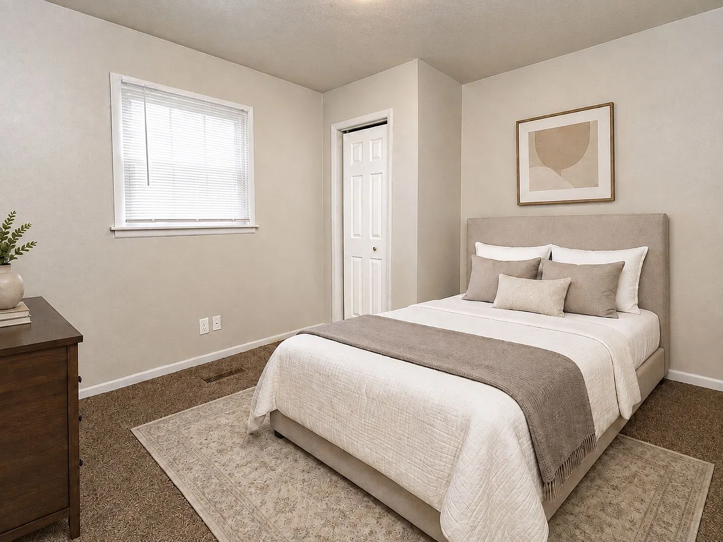 3 bed, 1.0 bath, 816 sqft, $1,145 — Photo 4