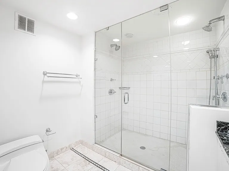 100 E Huron St #3504 — Photo 32