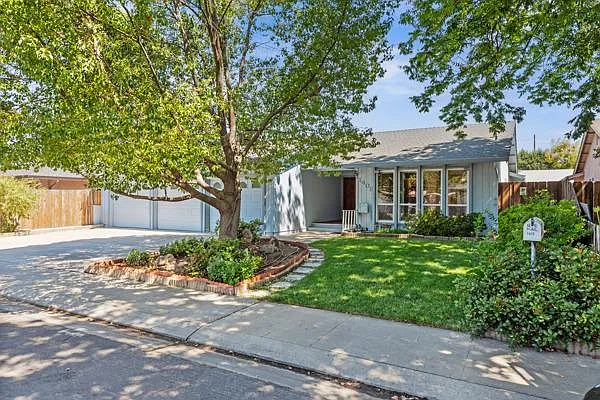 1409 Mosswood Ln photo 1