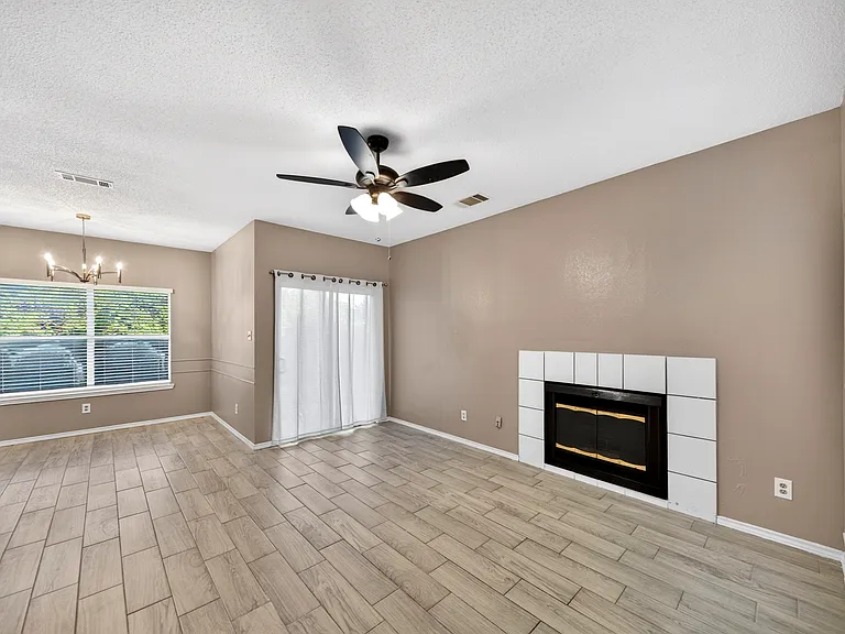 1523A Collin Dr — Photo 2