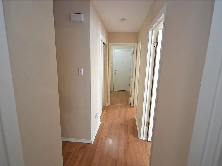 200 Lombard Dr — Photo 8