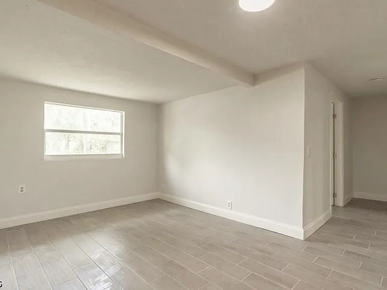 215 Delray Ave — Photo 6