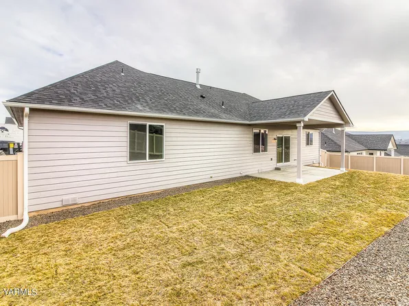 210 Rainier Dr, Yakima, WA 98908