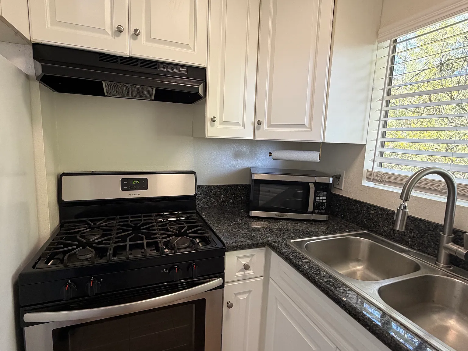 2 bed, 850 sqft, $2,500 — Photo 4