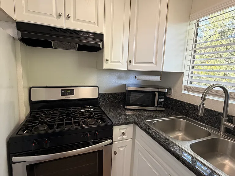 1447 E Windsor Rd #4 — Photo 4