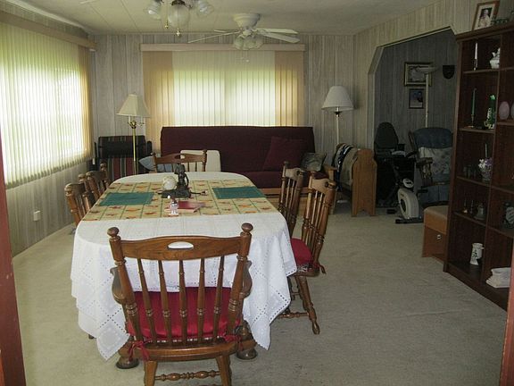 4th image of 215 Aspen Cir