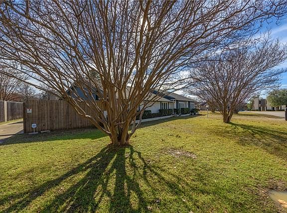 3rd image of 309 Hollyhill Ln