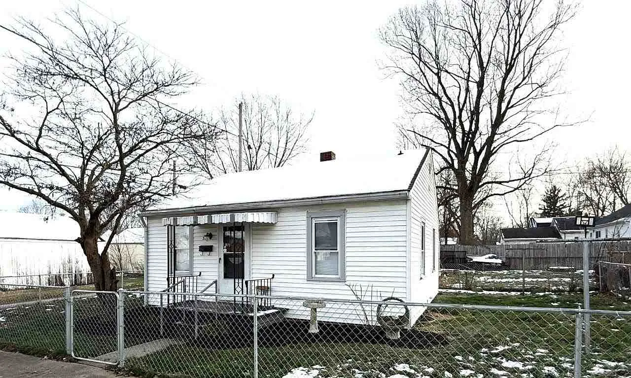 325 NW M St photo 1