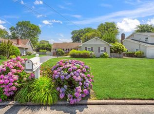 283 W Shore Rd, Oakdale, NY 11769