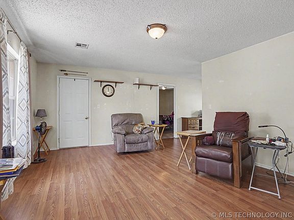 4th image of 504 W 6th St