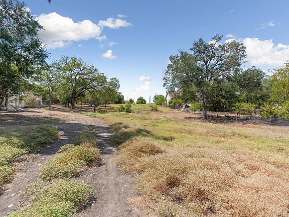 4th image of 2404 Thrasher Ln