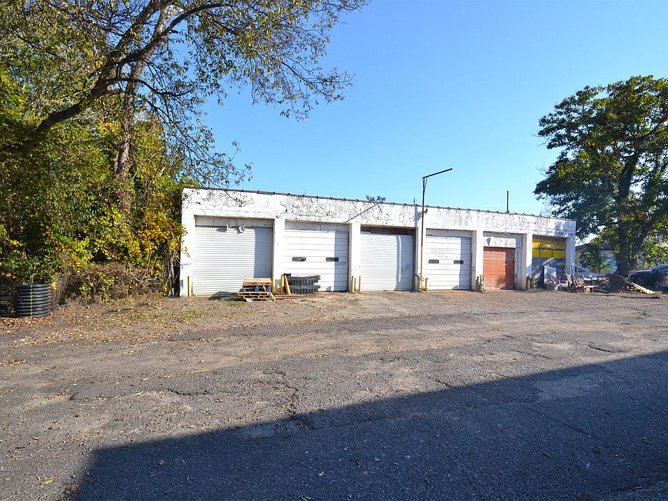 2nd image of 920 W 10th St