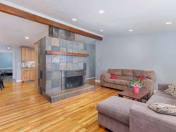 3rd image of 1625 SE Hillvale Ln