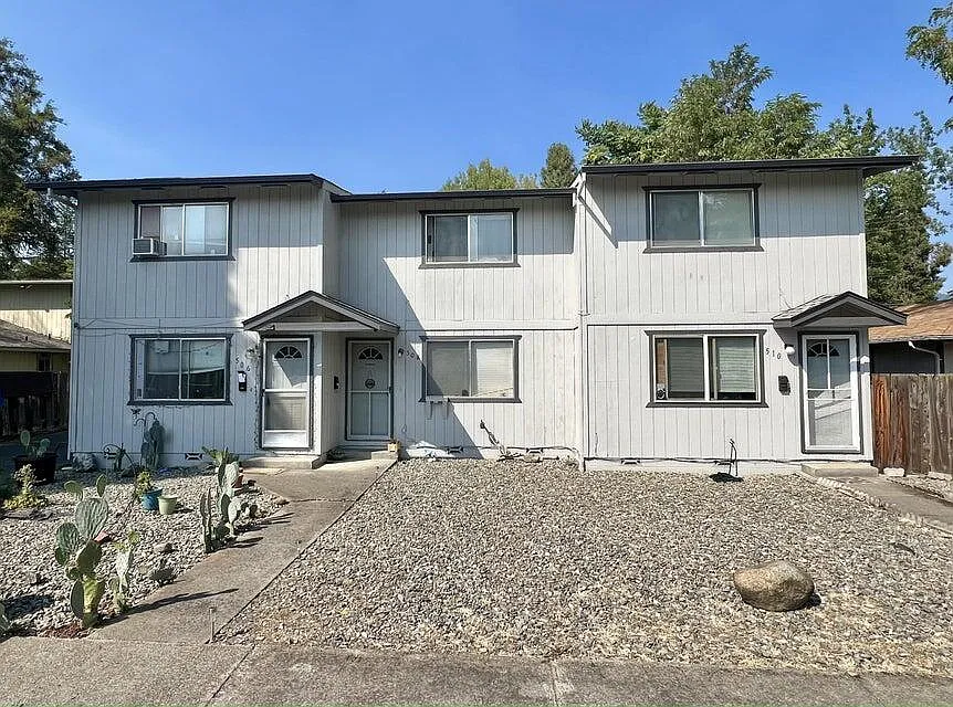 506 SE J St photo 1