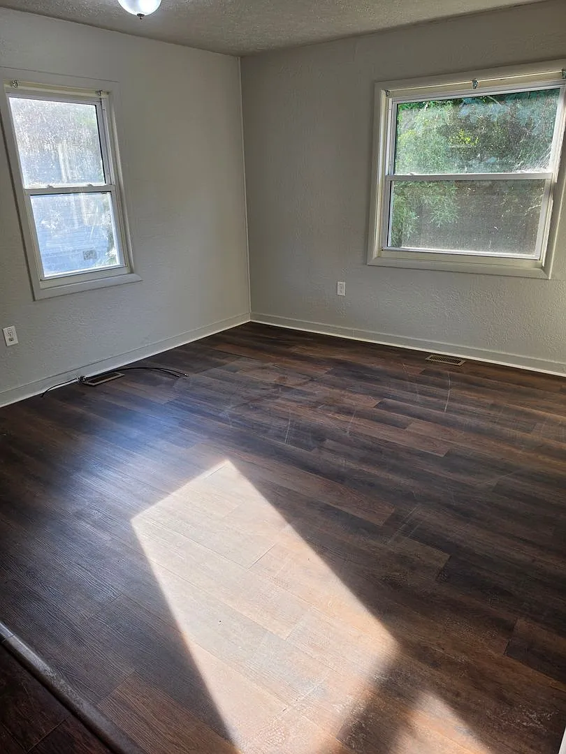 431-433 W Outer Drive — Photo 3