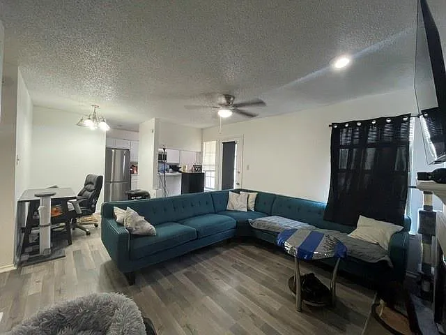 2 bed, 1.0 bath, 696 sqft, $1,200 — Photo 4