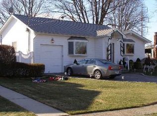 23 Pickwick Dr S, Hicksville, NY 11801
