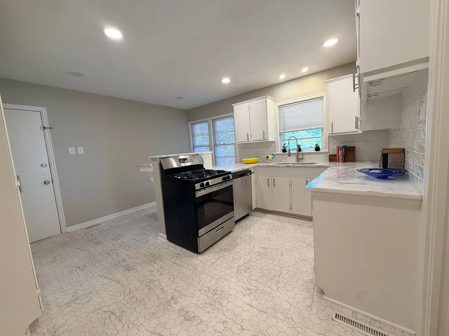 Fully Remodeled Hillcrest Gem! — Photo 4