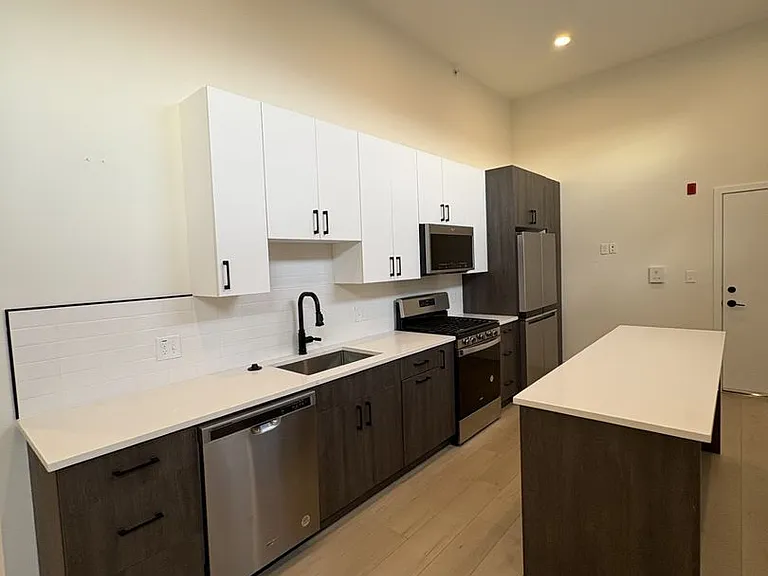 Modern and Sleek 611 S Fagley Street Apartments! — Photo 25