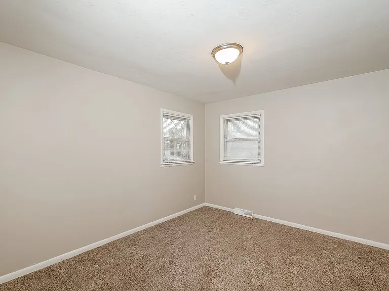496521_025_bedroom_13524929.jpg