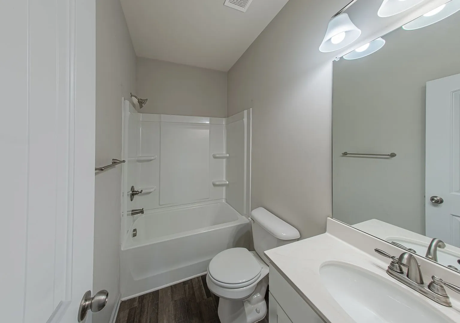 Modern 3BR Home with Spacious Loft, Covered Patio & Private Wooded Backyard — Photo 3
