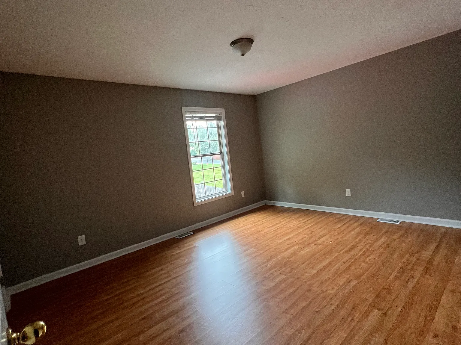 5 bed, 2400 sqft, $425 — Photo 3