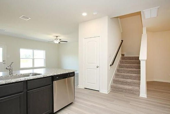 5th image of 572 Solomon Ln