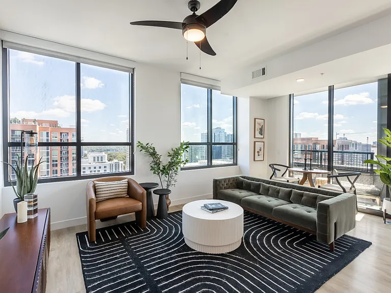 Momentum Midtown — Photo 10