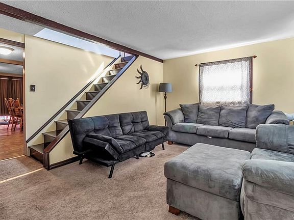 4th image of 372 Hastings Ave