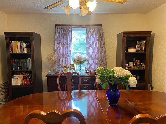 Dining room (main floor)