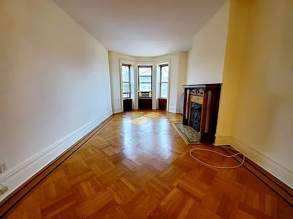 551 47th St #3 — Photo 3