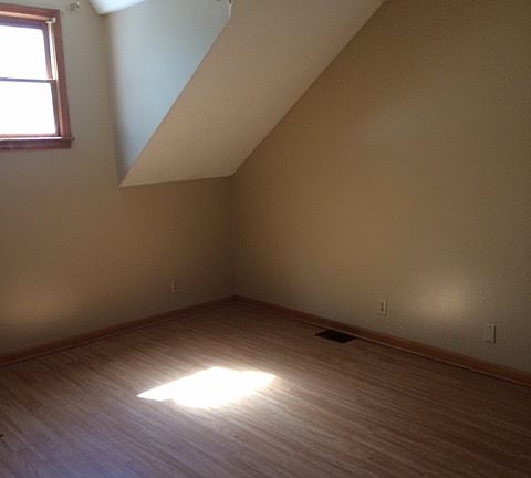 4th image of 220 Oak St