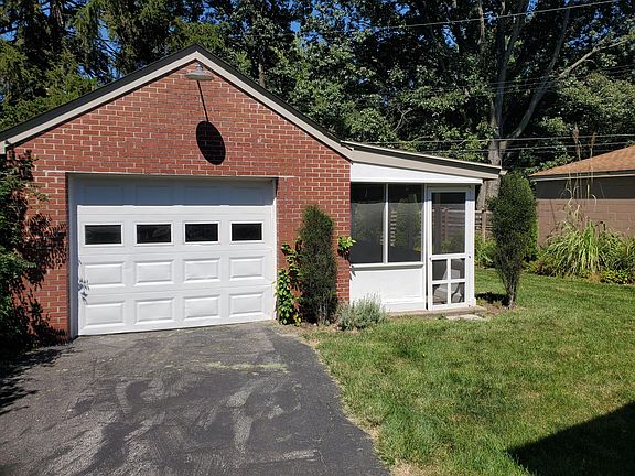 2nd image of 418 Canyon Dr S