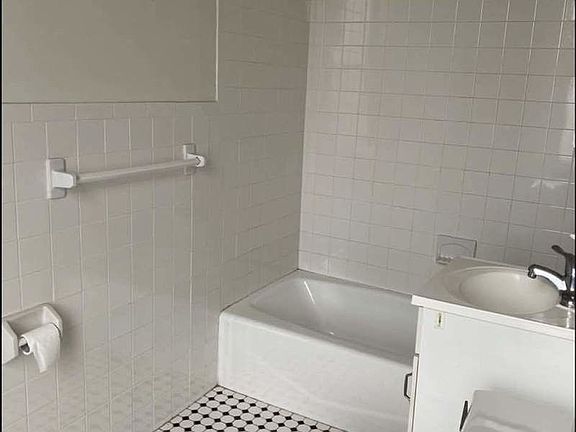 5th image of 3215 46th St #1